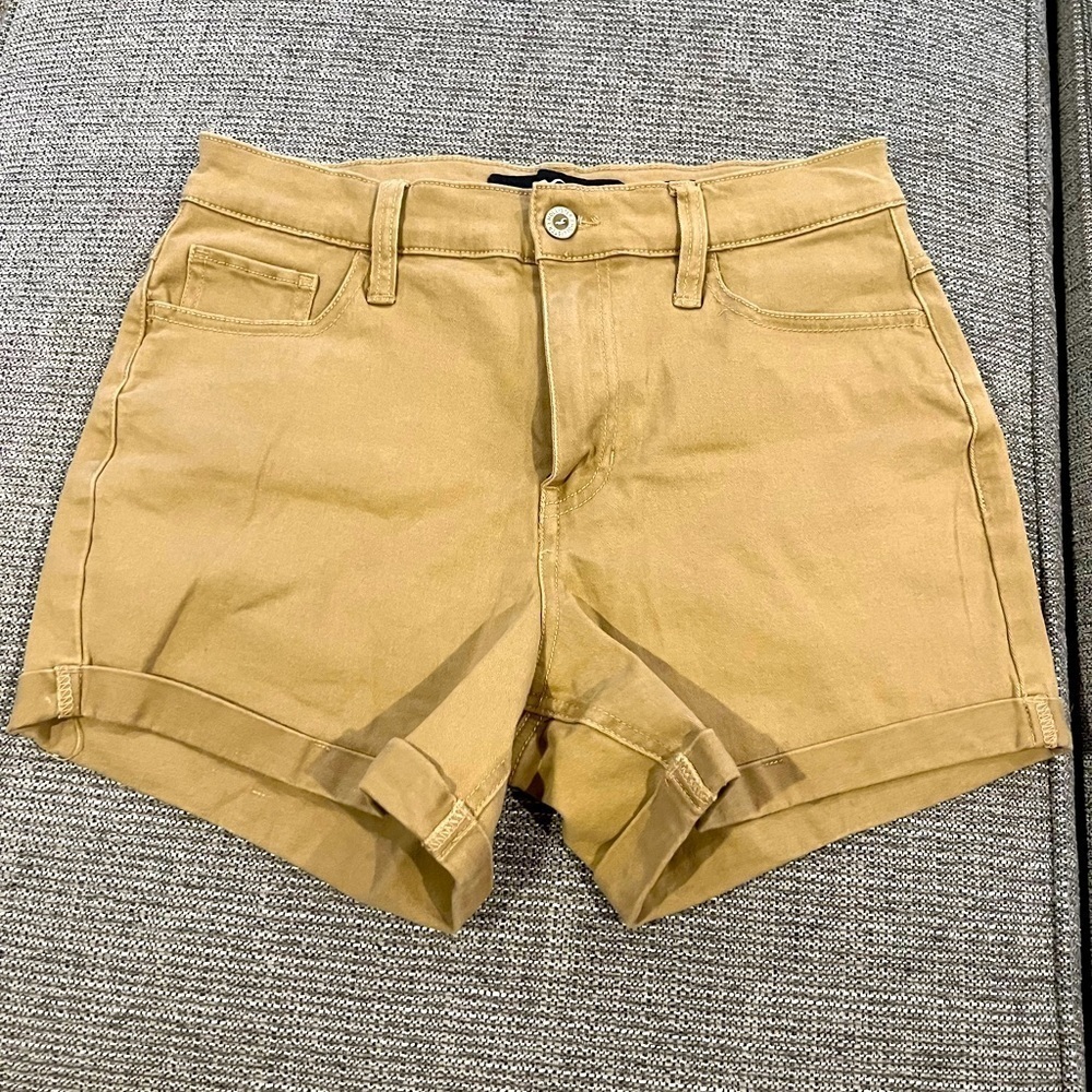 B16.21 Hollister High-Rise Khaki Midi Short 5/27 EUC